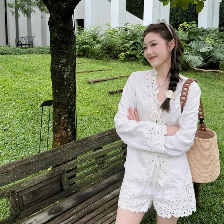 韩系白色镂空衬衫套装女2025新款钩花显瘦系带开衫上衣短裤两件套