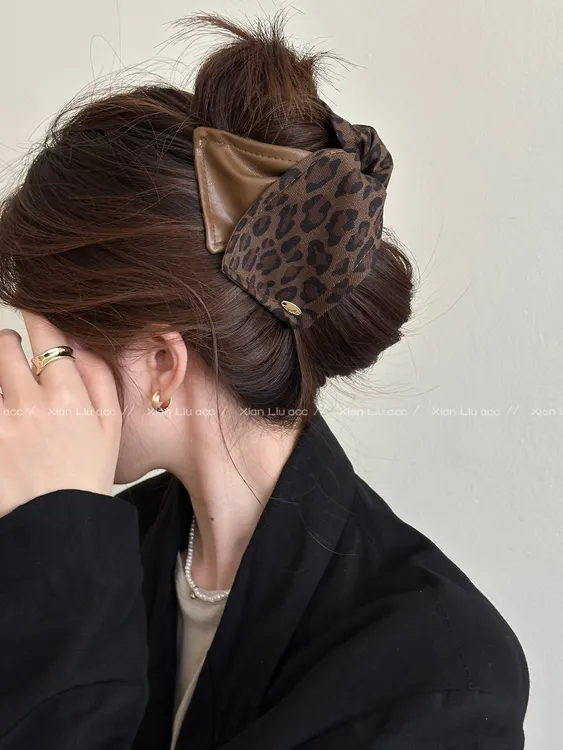 气质豹纹三角抓夹女款2025新款复古秋冬鲨鱼夹后脑勺盘发发夹发饰