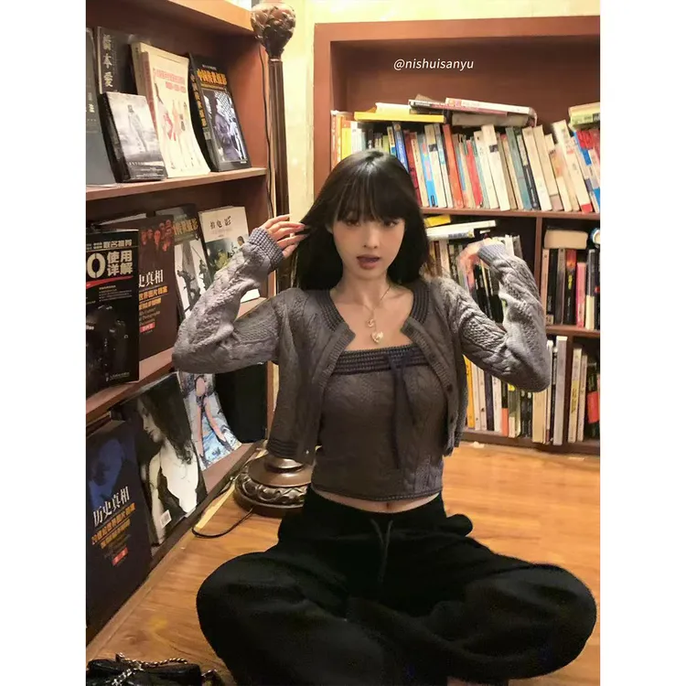 溺水三鱼【灰色简讯】秋冬慵懒撞色亲肤保暖毛织抹胸内搭开衫套装