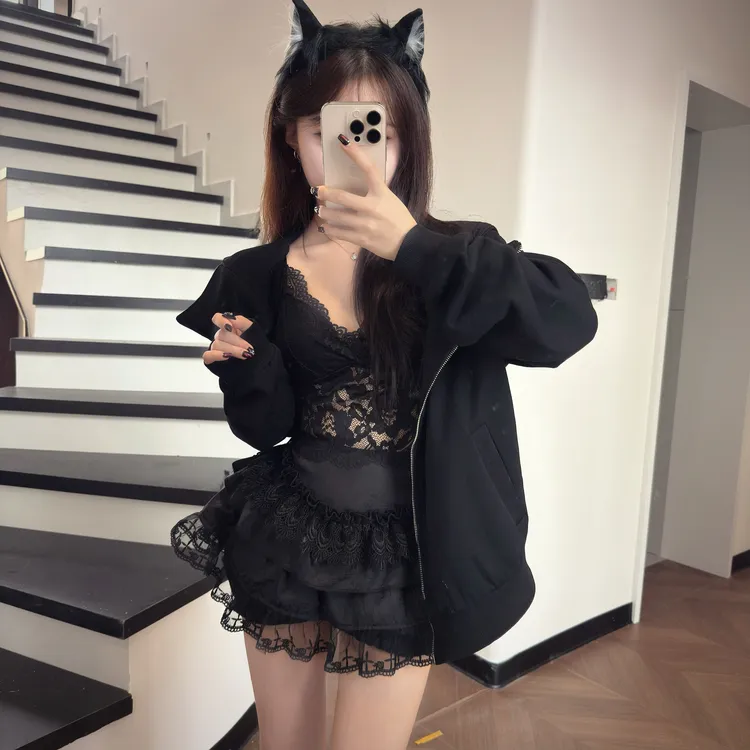 iqcq气球熊黑色连帽卫衣女秋季新款百搭设计感外套美背内搭短裙裤