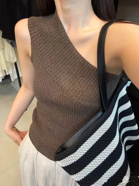 时尚辣妹高级感老钱风斜肩针织衫性感不规则单肩无袖修身简约上衣