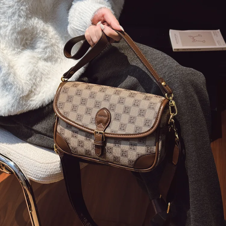 包包女包2026新款单肩包拉链款包盖印花腋下包法棍都市简约斜挎包