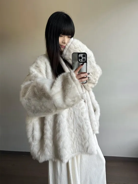 云雾石狐厚实保暖蝙蝠袖皮毛一体披肩式外套女慵懒顺滑环保毛大衣