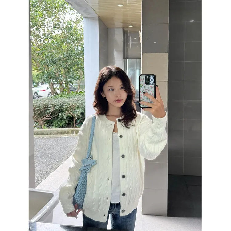 时尚穿搭女士秋季圆领排扣长袖麻花纹针织开衫休闲复古百搭牛仔裤