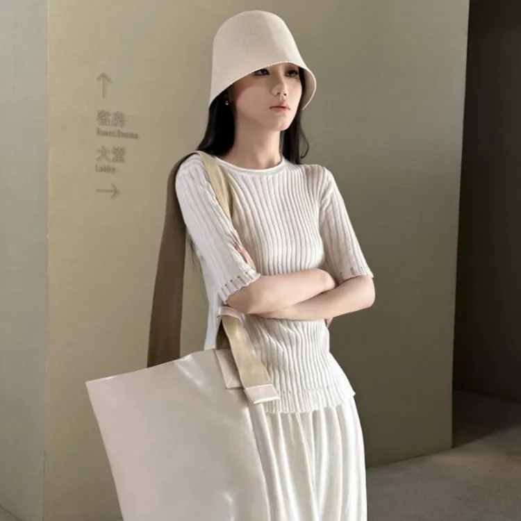 老钱风圆领坑条软糯针织短袖女夏季薄款2025新款修身正肩显瘦上衣