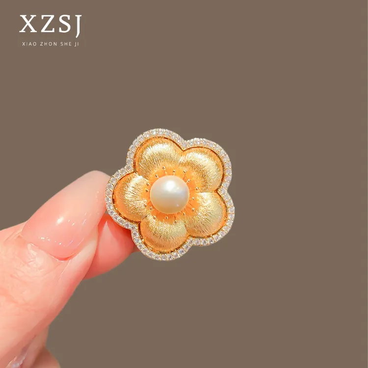 铜锆石胸针 新款拉丝梅花珍珠别针轻奢高档立体花朵胸花国风配饰