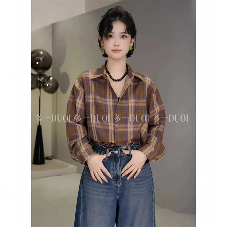 多一“琥珀流光”2025早秋休闲撞色条纹格子翻领不规则下摆宽松衬衫