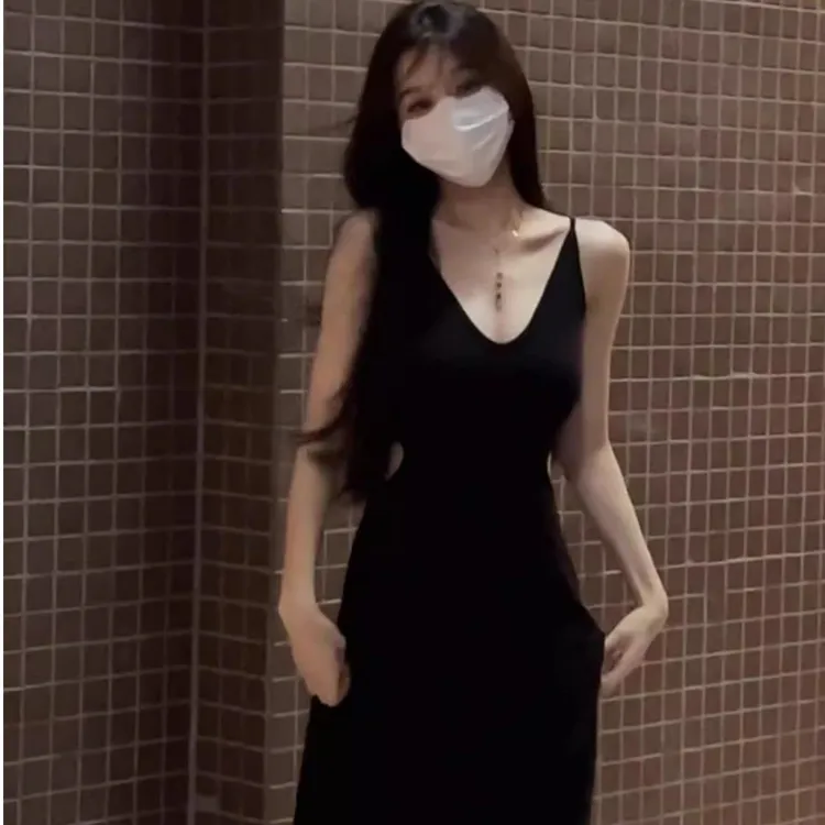 黑色辣妹吊带V领连衣裙女夏季2025新款法式赫本风收腰修身a字长裙