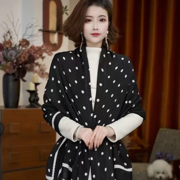 复古压皱围巾双面波点围巾女锁边撞色百搭披肩经典褶皱保暖