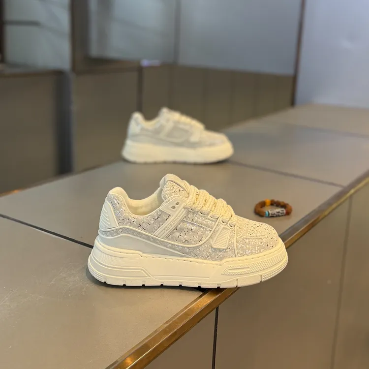 流行男鞋新款日常设计感潮系带低帮鞋时尚休闲鞋百搭潮款男士鞋子