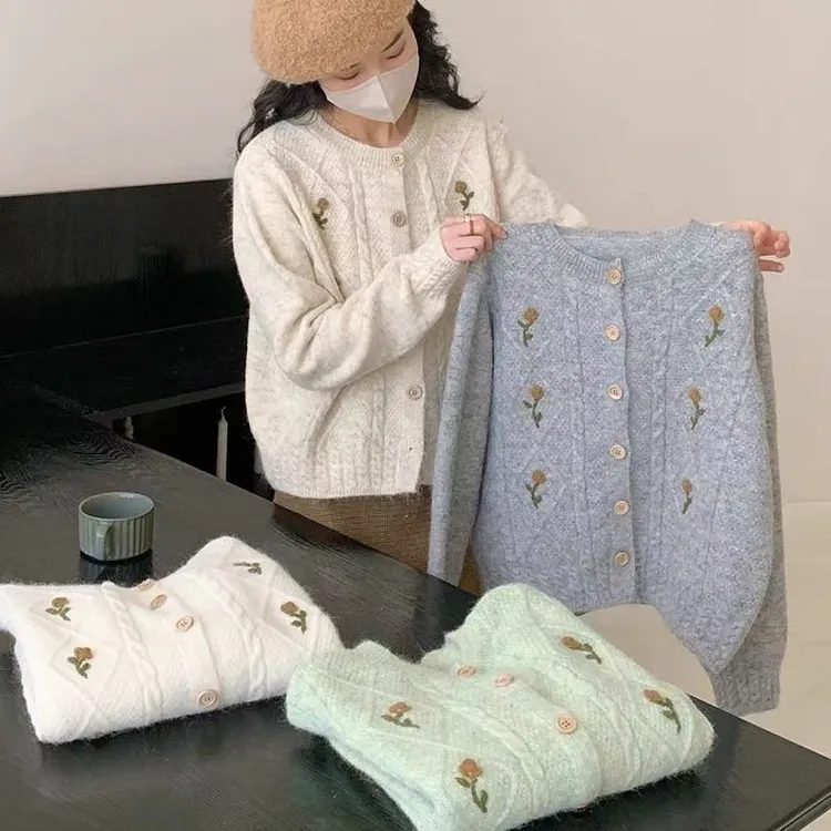 温柔风甜美软糯百搭毛衣外套女秋冬2025新款宽松绣花针织上衣 