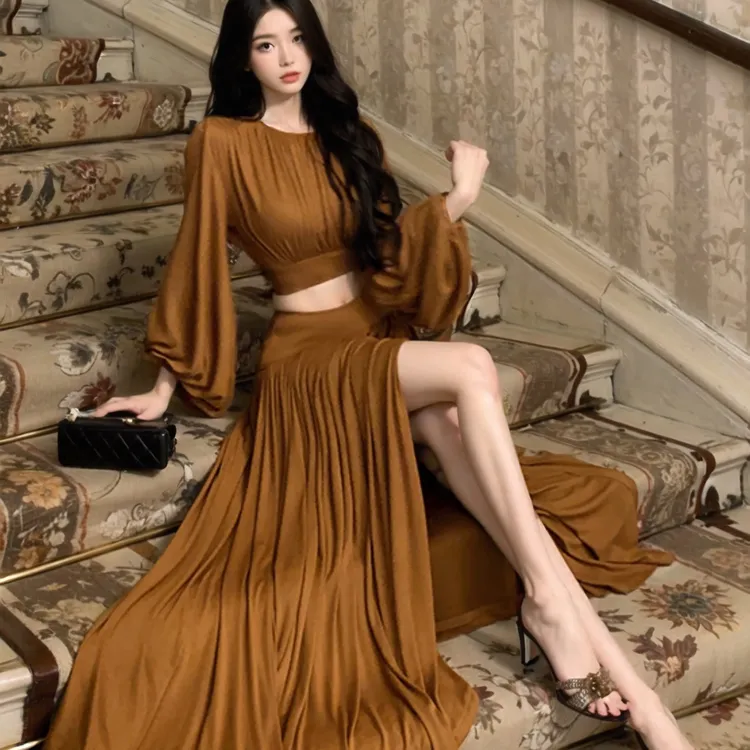 溪溪靓衫早秋新款焦糖色蝙蝠袖圆领上衣抽褶垂感开叉半裙套装