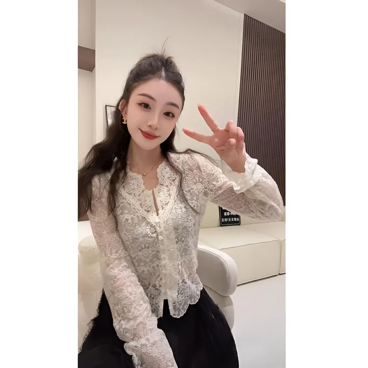 米色刺绣蕾丝开衫秋季新温柔风气质显瘦V领内搭打底上衣 YY70666