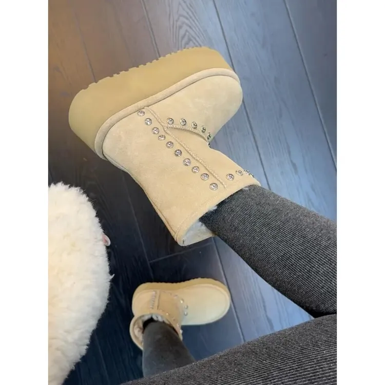 2025冬季新款增高雪地靴女时尚百搭铆钉厚底加绒保暖防滑中筒棉靴