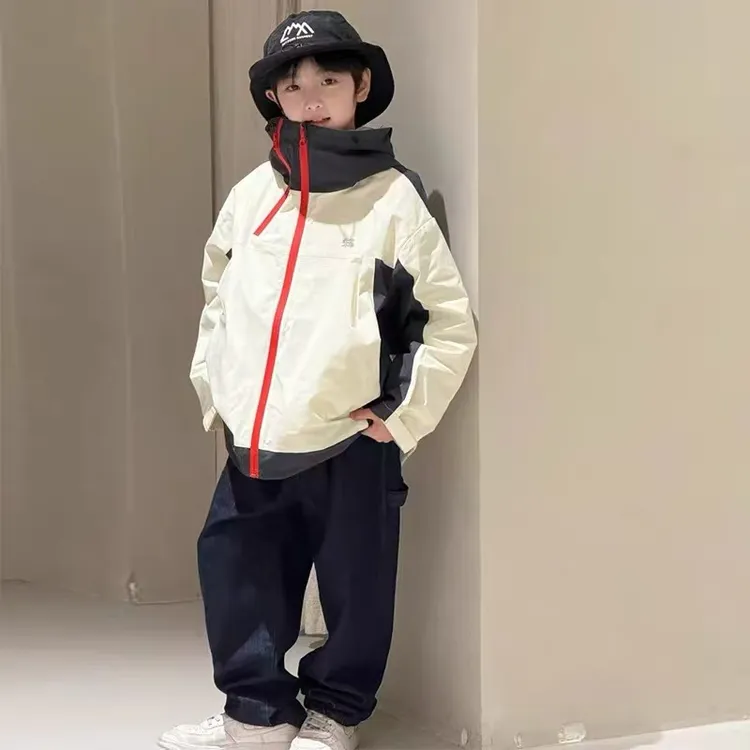 2025新款男童工装外套冲锋衣春秋款撞色户外上衣简约大方拼接
