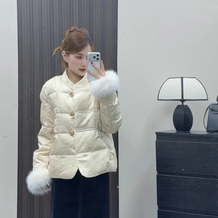 冬季新中式重工三颗水晶大钻扣毛毛袖口国风石墨烯云绒棉服提花