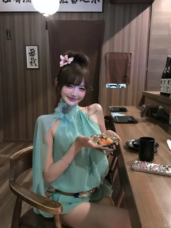 2025秋季新款法式设计感青绿色挂脖无袖披肩雪纺上衣配显瘦短裤女