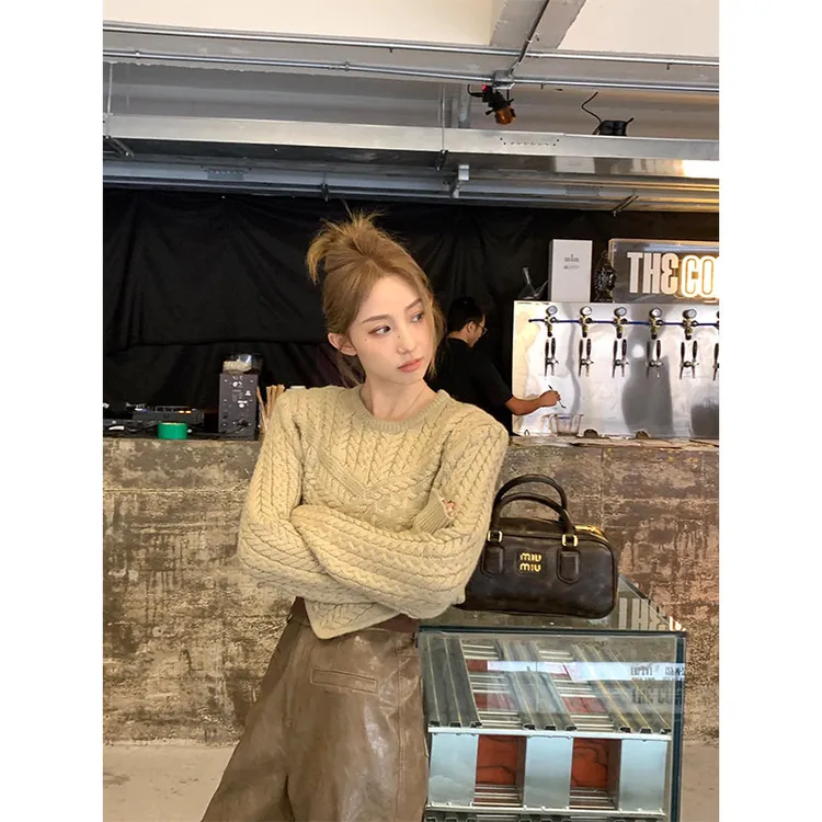 秋季复古慵懒风不规则设计感绞花长袖针织毛衣高腰显瘦直筒皮裤女