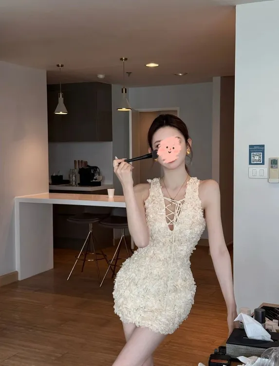 山野柔风 低领深V性感小众可收设计重工修身设计感纯欲连衣裙