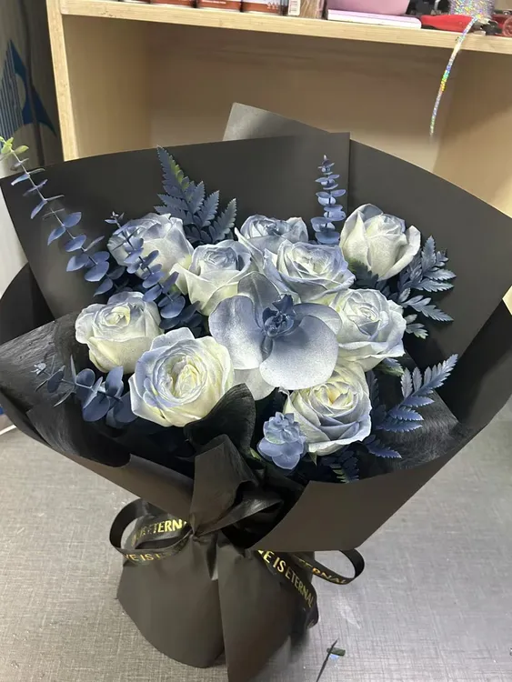 9朵玫瑰蝴蝶兰花束，蓝调藏在星辰大海的秘密