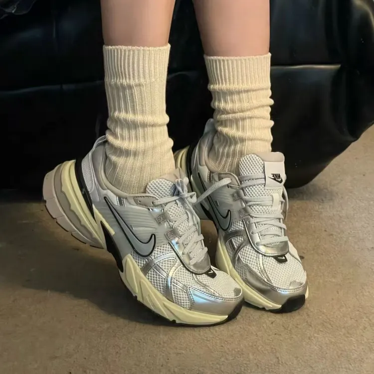 NIKE耐克女鞋V2K RUN 复古时尚百搭舒适运动休闲跑鞋 FD0736-100