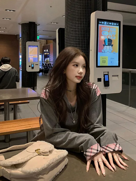 缪尔手记V领格纹拼接长袖T恤女宽松内搭打底衫上衣秋冬