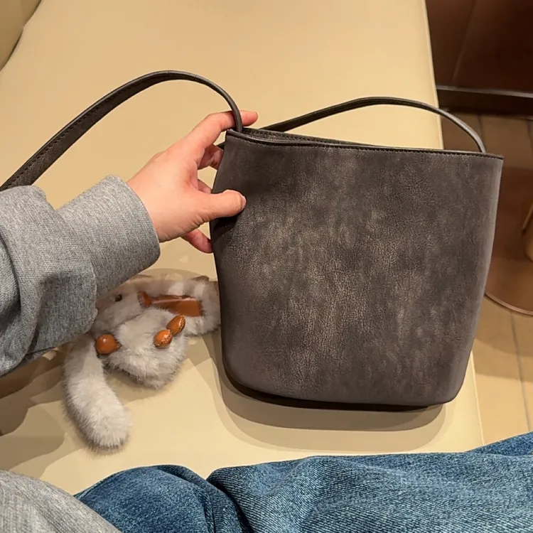 擦色牛皮水桶包女新款百搭单肩斜挎包通勤腋下包简约小包女包