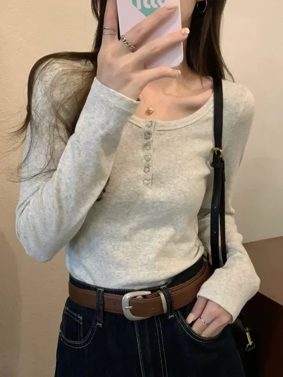 秋冬新款美式U领纽扣长袖上衣女别致修身辣妹ins风简约软糯打底衫