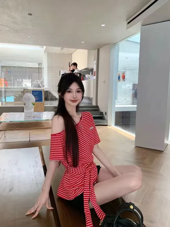 夏季不规则红色条纹斜肩短袖T恤女设计感绑带修身甜辣妹百搭上衣