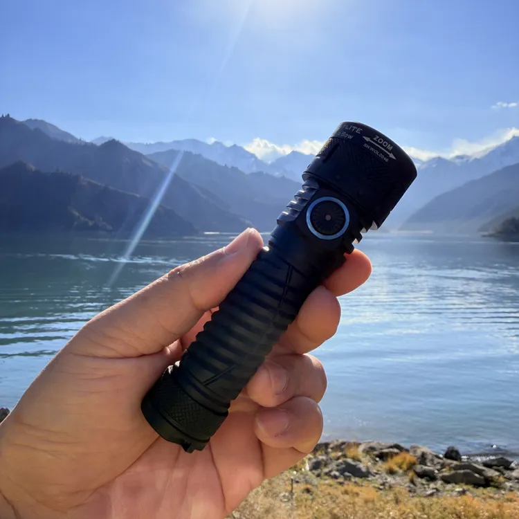 Vastlite新品Versa B0W聚泛调焦白激光IP68级防水1200米射程磁尾