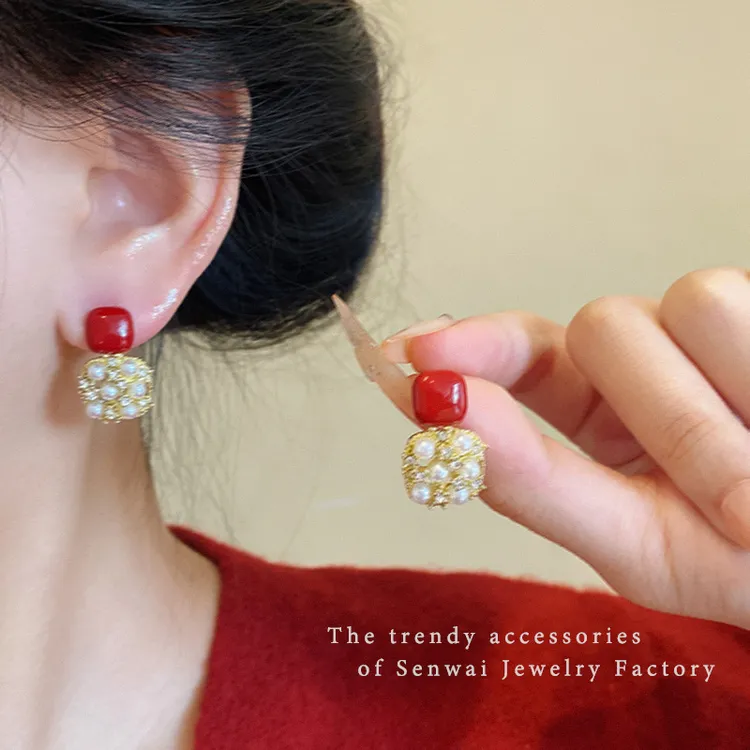 铜合金耳饰 韩系高级感闪钻珍珠复古气质安可拉红滴油百搭款耳饰