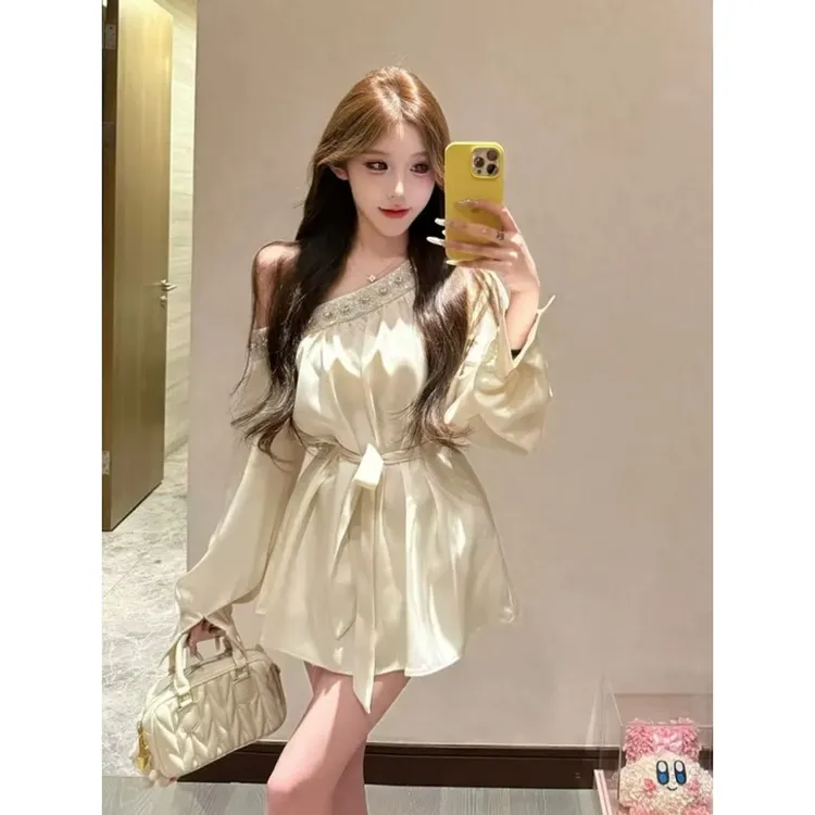 法式镶钻斜肩缎面连衣裙女开春纯欲风气质漂亮独特别致高级感裙子
