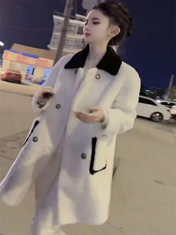欧货名媛风拼色羊羔外套女2025冬季新款网红皮毛一体中长保暖大衣