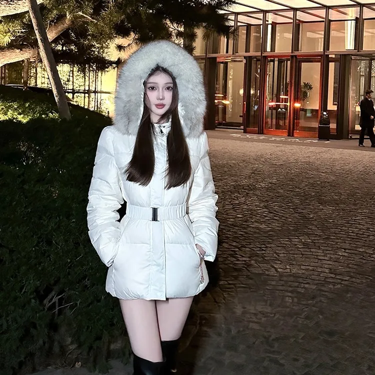 Chill巧儿 巴黎听雪 白色大毛领连帽收腰中长款白鸭绒羽绒i服外套
