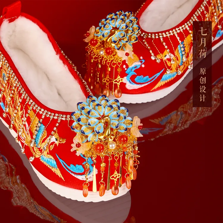 七月荷原创2025冬高性价 孔雀流苏秀禾结婚新娘婚鞋明制中式女鞋