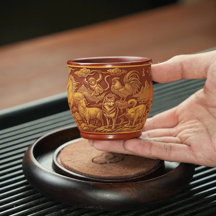 宜兴原矿紫砂大红袍粉浆段泥泥全手工刻绘吉祥满堂主人杯