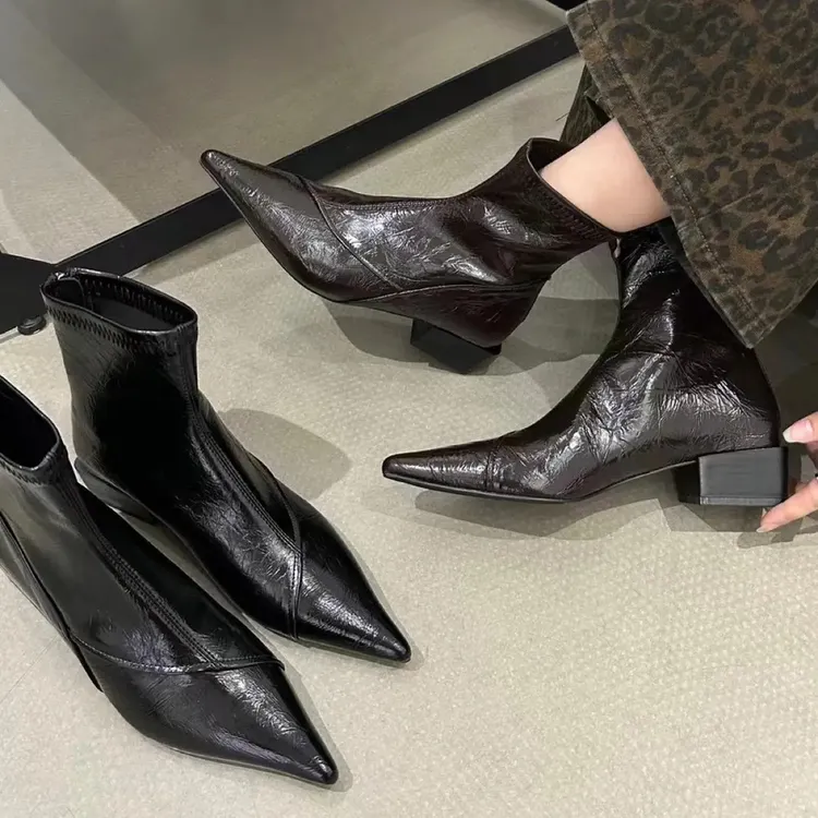 205秋冬新款高级质感～韩系小众设计抓纹尖头方跟短靴气质