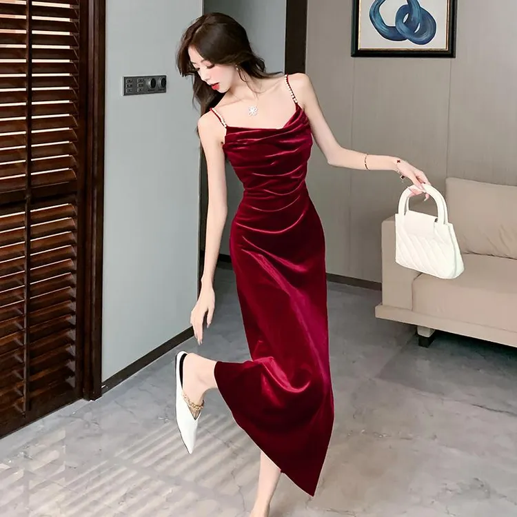 高级感珍珠肩带气质丝绒吊带裙2025秋法式小众纯欲收腰修身连衣裙