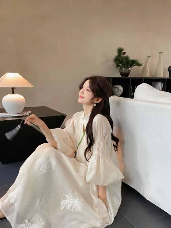 2025新款法式重工刺绣灯笼袖宽松绑带连衣裙长裙