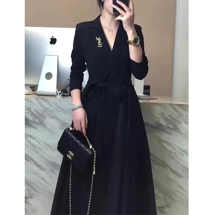 大码赫本风秋装女2025秋显瘦长袖连衣裙正式场合气质西装领小黑裙