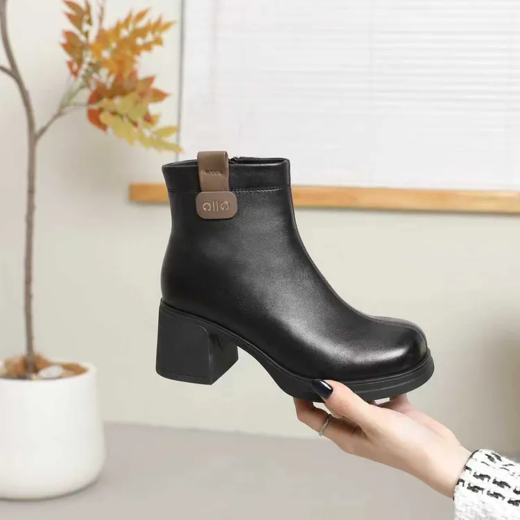 倬立 2025冬新圆头短靴瘦瘦靴平底时装靴