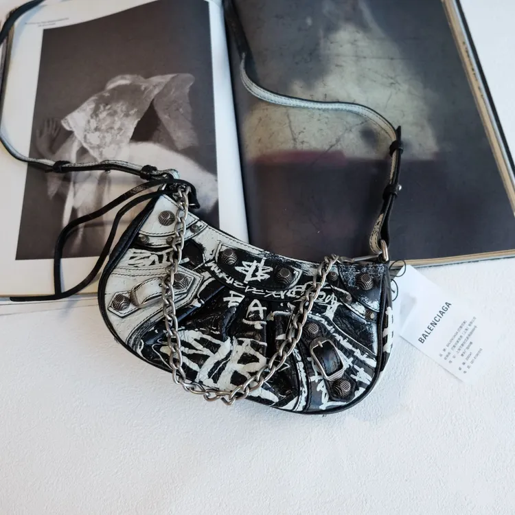 未使用 Balenciaga/巴黎世家 辣辣/超酷小号涂鸦半月机车包