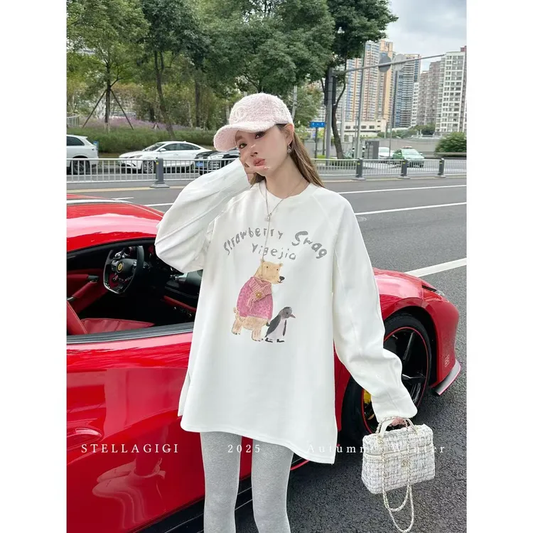 SG / 杨依姗 AW小熊企鹅 字母印花圆领长袖T恤T-20252322