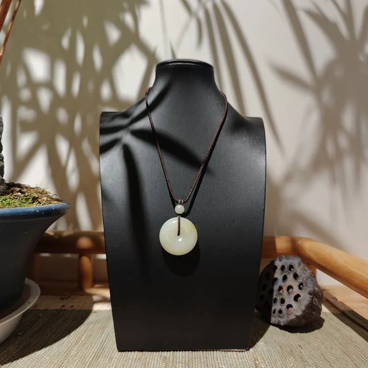 圆润饱满细腻油润新疆和田玉且末糖白老料平安扣