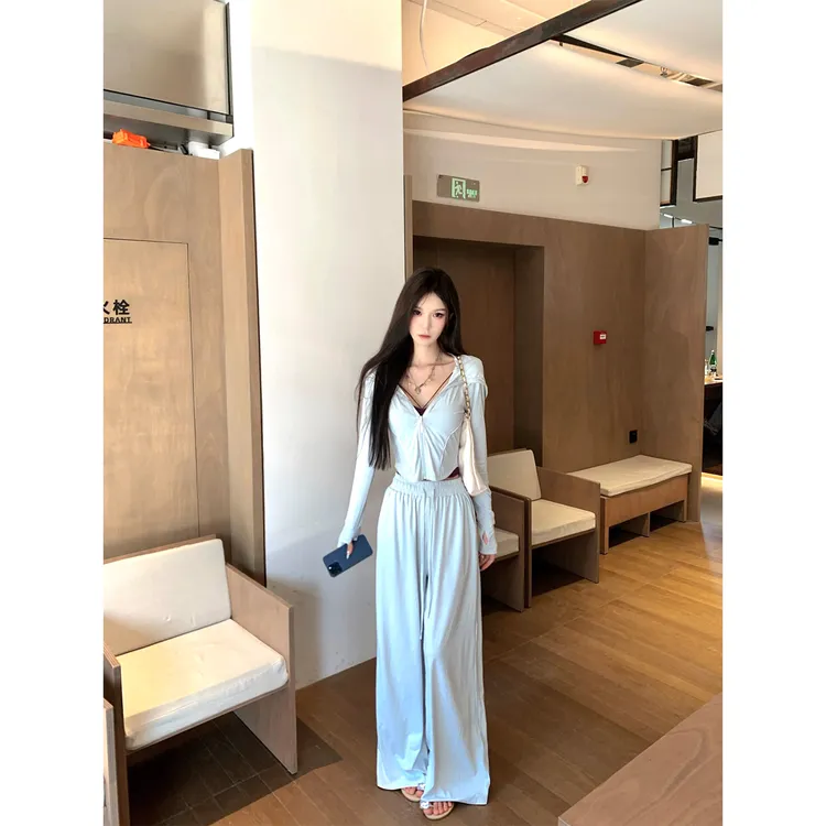 甜虾派 冰感遮阳 浅蓝连帽防晒短上衣+简约时尚阔腿裤 高级感拉满