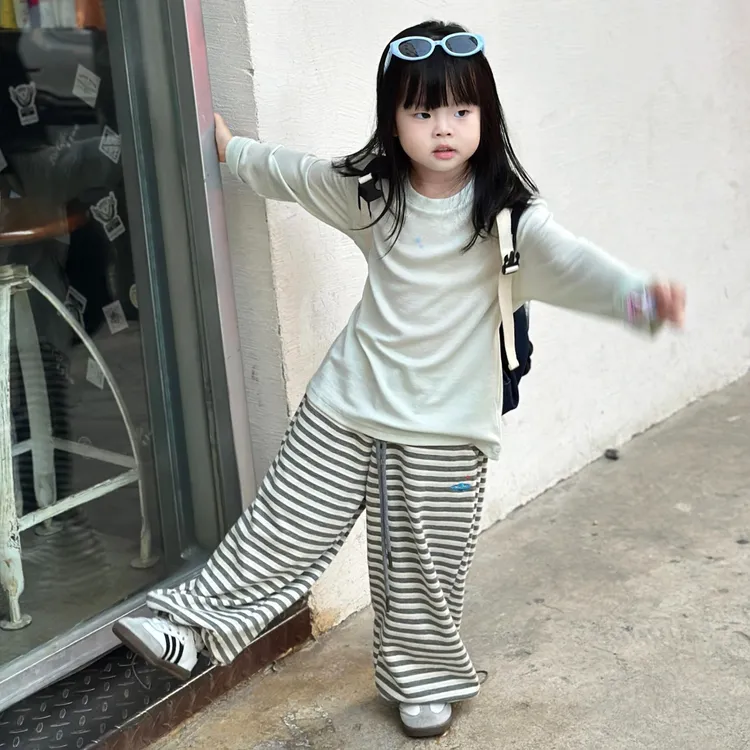 小思家2025秋季新款女童韩版休闲宽松慵懒风圆领T恤条纹裤套装