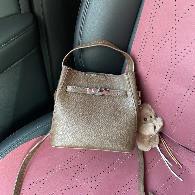 2025冬季新款小众时尚百搭单肩斜挎水桶包包9388