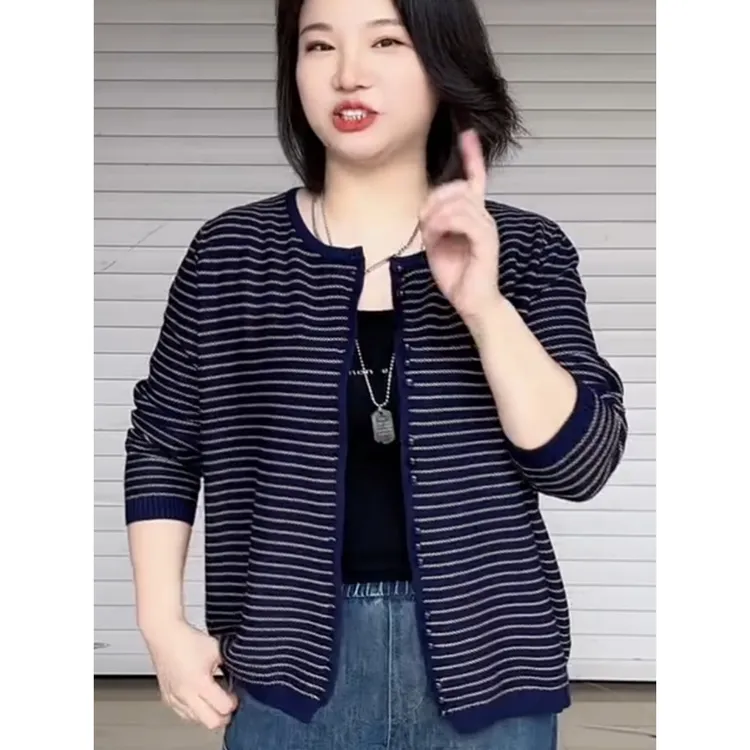 秋冬新款时尚圆领条纹针织开衫女欧货洋气大码宽松显瘦外套上衣潮