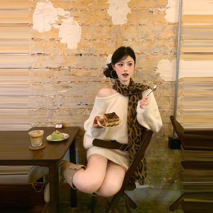 法式气质斜肩长袖针织连衣裙女秋季新款小个子收腰显瘦包臀短裙子