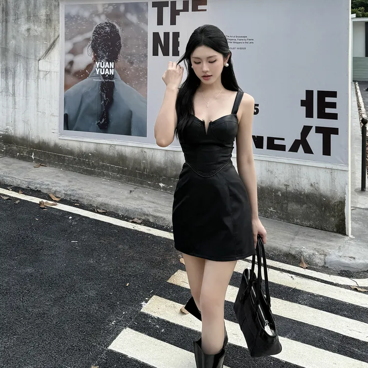 性感辣妹V领吊带包臀裙修身显瘦连衣裙高级感御姐秋冬内搭短裙